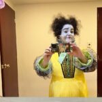 Irene Azuela Instagram - Cuando terminé el curso de Teatro Clásico en @lamdadrama quería quedarme un rato más fuera de México y me puse a estudiar Teatro Físico en Desmond Jones School of Mime and Physical Theatre junto con mi amiga @chulatheclown Andaba yo muy sacalapuntita y la onda del mimo no me encantaba, pensaba que no era lo mío y que jamás haría algo así. Mi highlight del día era más bien atascarme las galletas Digestive que daban a la hora del lunch y salir a reír y tomar vinitos con mi amigaza. Años después el Emcee me invita a ponerle muchísimos elementos que aprendí ahí, sin querer aprender realmente. Cuando me han preguntado si considero que los actores tienen que pasar por la escuela yo digo que sí, no solo porque te da un sentido de pertenencia si no porque todo, absolutamente todo suma. Hoy, 22 años después de eso, termino mi función de CABARET y me tomo un vino pensando en mi amiga, que terminó su función de THE SOUND OF SILENCE. Brindo por nosotras. Qué fortuna la nuestra de poder hacer lo que más nos gusta en escenarios tan maravillosos. Sapito my love, Sandunga foreva, te admiro profundamente y te mando mi amor, del Teatro de los Insurgentes al Teatro Esperanza Iris.
