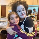 Irene Azuela Instagram - Cuando terminé el curso de Teatro Clásico en @lamdadrama quería quedarme un rato más fuera de México y me puse a estudiar Teatro Físico en Desmond Jones School of Mime and Physical Theatre junto con mi amiga @chulatheclown Andaba yo muy sacalapuntita y la onda del mimo no me encantaba, pensaba que no era lo mío y que jamás haría algo así. Mi highlight del día era más bien atascarme las galletas Digestive que daban a la hora del lunch y salir a reír y tomar vinitos con mi amigaza. Años después el Emcee me invita a ponerle muchísimos elementos que aprendí ahí, sin querer aprender realmente. Cuando me han preguntado si considero que los actores tienen que pasar por la escuela yo digo que sí, no solo porque te da un sentido de pertenencia si no porque todo, absolutamente todo suma. Hoy, 22 años después de eso, termino mi función de CABARET y me tomo un vino pensando en mi amiga, que terminó su función de THE SOUND OF SILENCE. Brindo por nosotras. Qué fortuna la nuestra de poder hacer lo que más nos gusta en escenarios tan maravillosos. Sapito my love, Sandunga foreva, te admiro profundamente y te mando mi amor, del Teatro de los Insurgentes al Teatro Esperanza Iris.