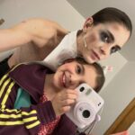 Irene Azuela Instagram - Cuando terminé el curso de Teatro Clásico en @lamdadrama quería quedarme un rato más fuera de México y me puse a estudiar Teatro Físico en Desmond Jones School of Mime and Physical Theatre junto con mi amiga @chulatheclown Andaba yo muy sacalapuntita y la onda del mimo no me encantaba, pensaba que no era lo mío y que jamás haría algo así. Mi highlight del día era más bien atascarme las galletas Digestive que daban a la hora del lunch y salir a reír y tomar vinitos con mi amigaza. Años después el Emcee me invita a ponerle muchísimos elementos que aprendí ahí, sin querer aprender realmente. Cuando me han preguntado si considero que los actores tienen que pasar por la escuela yo digo que sí, no solo porque te da un sentido de pertenencia si no porque todo, absolutamente todo suma. Hoy, 22 años después de eso, termino mi función de CABARET y me tomo un vino pensando en mi amiga, que terminó su función de THE SOUND OF SILENCE. Brindo por nosotras. Qué fortuna la nuestra de poder hacer lo que más nos gusta en escenarios tan maravillosos. Sapito my love, Sandunga foreva, te admiro profundamente y te mando mi amor, del Teatro de los Insurgentes al Teatro Esperanza Iris.