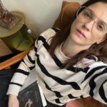 Irene Azuela Instagram - Un bicho con nombre de monstruo infantil y mi cuerpo se pusieron de acuerdo y me gritaron: ¡PARAAAAAA!. Así que no me quedó de otra más que hacerles caso. Y paré. Y aquí estoy, descansando, leyendo, armando Legos, escuchando a la Berlinale Philarmoniken (gracias al hermoso regalo de @pachemor), con perrita eléctrica a mi lado y papucho David Beckman en la pantalla. Alistándome para darlo todo en esa fiesta llamada @cabaretmexico mañana a las 8.30. Los que vayan hoy y mañana a las 5, se encontrarán al precioso Emcee de @julian_semi (a quien por cierto le voy a prestar este libro porque le va a encantar). Salud pues, para todos, pónganse protector solar, tomen agua y lleven a sus mamacitas a ver nuestro CABARET.