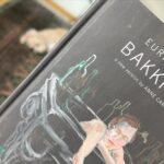 Irene Azuela Instagram - Un bicho con nombre de monstruo infantil y mi cuerpo se pusieron de acuerdo y me gritaron: ¡PARAAAAAA!. Así que no me quedó de otra más que hacerles caso. Y paré. Y aquí estoy, descansando, leyendo, armando Legos, escuchando a la Berlinale Philarmoniken (gracias al hermoso regalo de @pachemor), con perrita eléctrica a mi lado y papucho David Beckman en la pantalla. Alistándome para darlo todo en esa fiesta llamada @cabaretmexico mañana a las 8.30. Los que vayan hoy y mañana a las 5, se encontrarán al precioso Emcee de @julian_semi (a quien por cierto le voy a prestar este libro porque le va a encantar). Salud pues, para todos, pónganse protector solar, tomen agua y lleven a sus mamacitas a ver nuestro CABARET.