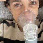 Irene Azuela Instagram - Un bicho con nombre de monstruo infantil y mi cuerpo se pusieron de acuerdo y me gritaron: ¡PARAAAAAA!. Así que no me quedó de otra más que hacerles caso. Y paré. Y aquí estoy, descansando, leyendo, armando Legos, escuchando a la Berlinale Philarmoniken (gracias al hermoso regalo de @pachemor), con perrita eléctrica a mi lado y papucho David Beckman en la pantalla. Alistándome para darlo todo en esa fiesta llamada @cabaretmexico mañana a las 8.30. Los que vayan hoy y mañana a las 5, se encontrarán al precioso Emcee de @julian_semi (a quien por cierto le voy a prestar este libro porque le va a encantar). Salud pues, para todos, pónganse protector solar, tomen agua y lleven a sus mamacitas a ver nuestro CABARET.