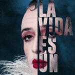 Irene Azuela Instagram - Un bicho con nombre de monstruo infantil y mi cuerpo se pusieron de acuerdo y me gritaron: ¡PARAAAAAA!. Así que no me quedó de otra más que hacerles caso. Y paré. Y aquí estoy, descansando, leyendo, armando Legos, escuchando a la Berlinale Philarmoniken (gracias al hermoso regalo de @pachemor), con perrita eléctrica a mi lado y papucho David Beckman en la pantalla. Alistándome para darlo todo en esa fiesta llamada @cabaretmexico mañana a las 8.30. Los que vayan hoy y mañana a las 5, se encontrarán al precioso Emcee de @julian_semi (a quien por cierto le voy a prestar este libro porque le va a encantar). Salud pues, para todos, pónganse protector solar, tomen agua y lleven a sus mamacitas a ver nuestro CABARET.