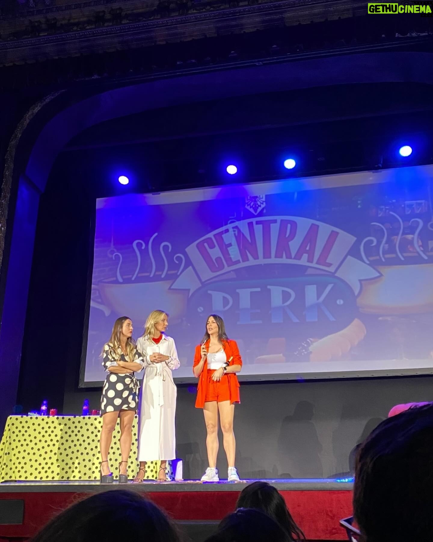 Irene Junquera Instagram - Recap de Valencia. Gracias por venir, ha sido brutal ❤️ 1. Zeus y el recibimiento que merezco, gracias por todo @dafnecilla9 2. En el escenario, disfrutando con mis @habituatea y @soylaforte 3. El Olympia 😍 4. La del Norte con 30 grados y manga larga 5. La de Madrid queriendo ponerse morenas las piernas 6. Si piso Valencia bebo horchata 7. Tiramisú con Fartons en @pelayogastrotrinquet 8. Compartiendo teatro y conociendo a un semi dios 🙌🏼
