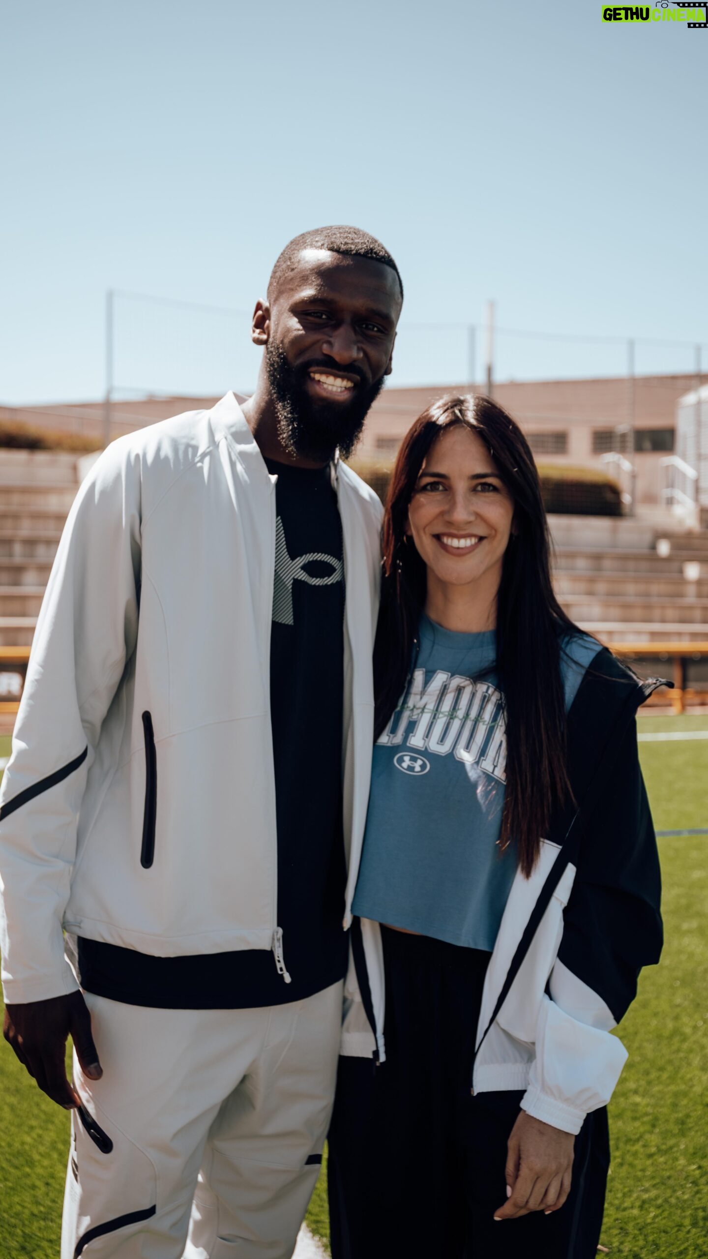 Irene Junquera Instagram - El pasado lunes tuve la oportunidad de compartir un rato con Rüdiger y trasladarle preguntas mías y de otros compañeros de la prensa y me ganó con su simpatía y cercanía, ¿qué os parece el defensa alemán? Si os gusta, preparo la segunda parte 😜