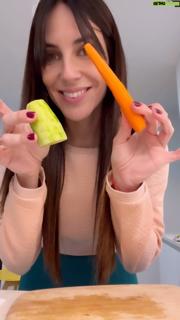 Irene Junquera Instagram - ¿Os animáis a cocinar conmigo? Esta receta no puede ser más sencilla y deliciosa. ¡Tomad nota! *Estas cantidades son para dos raciones aprox. -Medio vaso de quinoa: se cuece unos 12 min. con el triple de agua -1 zanahoria -1/2 lata de maíz (pequeña) -1 tomate -1/2 pepino -1 aguacate -2 ó 3 hojas de menta -1 chorrito de limón -Aceite de oliva -Vinagre de manzana -Sal Cueces, troceas, mezclas y… voilà! 👩🏻🍳