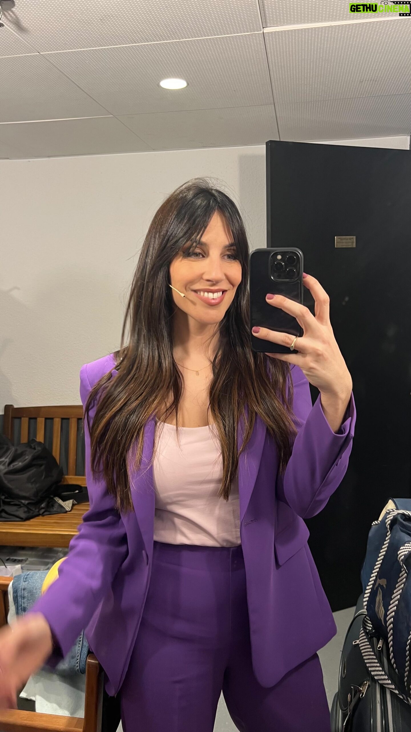 Irene Junquera Instagram - Hay cosas que sólo tienen sentido en la Dramedia… ¿todavía no habéis venido a vernos? ¡Estamos en Madrid, en el Teatro Arlequín! 😍 @habituatea @soylaforte @etiquetanegra_producciones