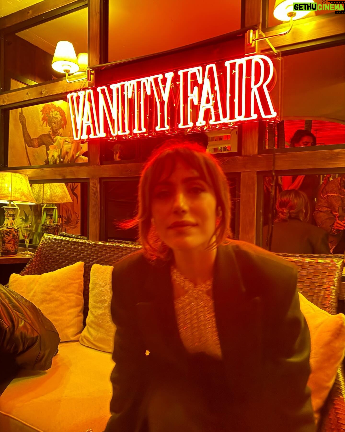 Irene Montalà - 6.2K Likes - Todo tiene una historia alternativa…
1. En la fiesta de @vanityfairspain con la preciosa @natasanchezmol
2. Cuando llevas un vestido joya y el techo también lo es.
3. Joyas increíbles de @rabatjewellery
4. @vanityfairspain party.
5. Con @_theneondemon de @unomodels de regreso al hotel
6. y 7 buscando lugares donde descansar de los tacones.
8. Fiesta de pijama escuchando a Mina.