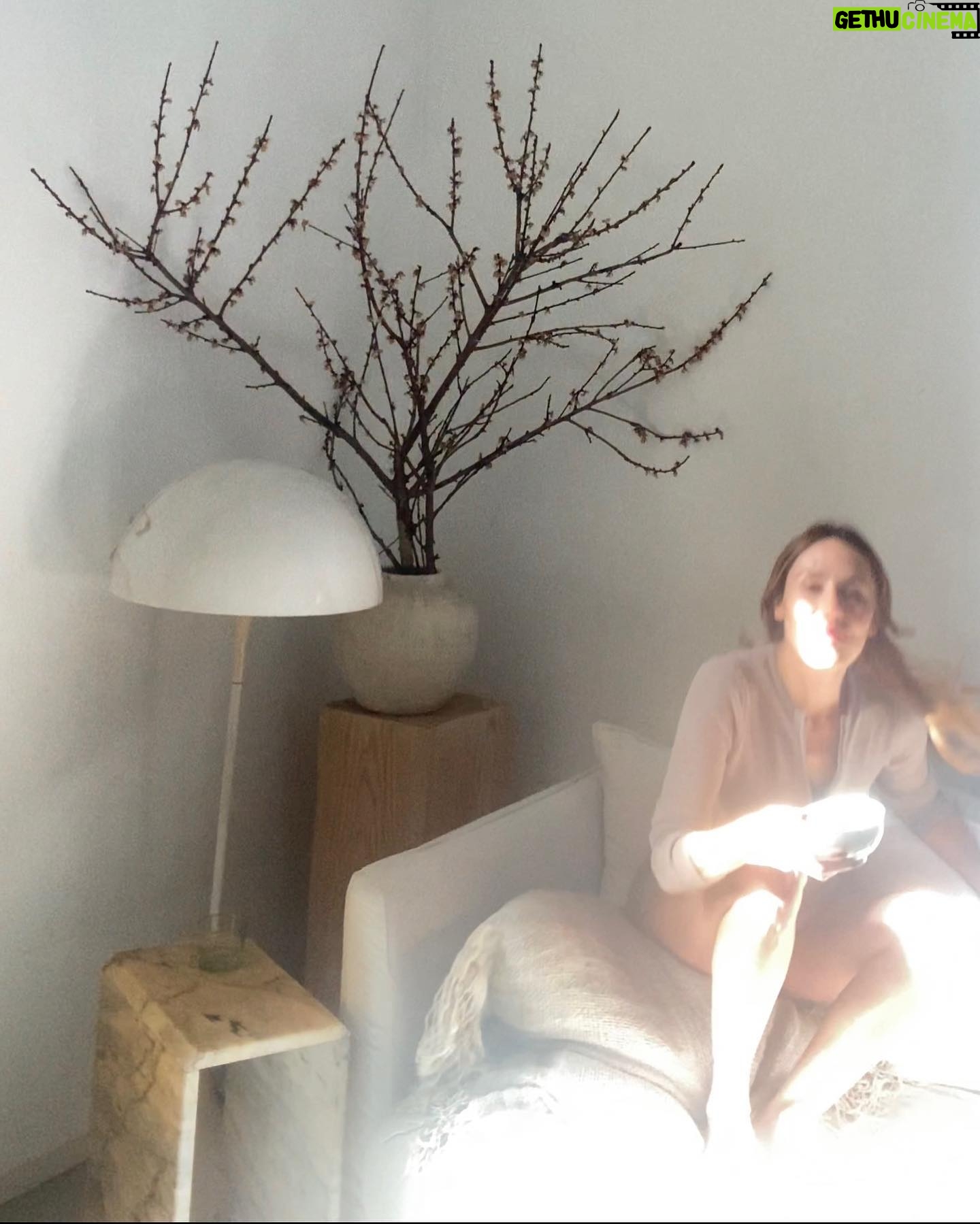 Irene Montalà - 4.4K Likes - Ya sé que las colgué esta mañana en stories. Pero es que quiero verlas siempre que entre por aquí. Porque me las ha hecho Nico y porque representan una cotidianidad que es nuestra. Son reales, fuera de lo que todos vamos colgando por aquí. Esto es real, veo su mirada y nuestras mañanas. Amor de madre, que le vamos a hacer. Para mi, la mañana es siempre el mejor momento del día. A por la siguiente✨