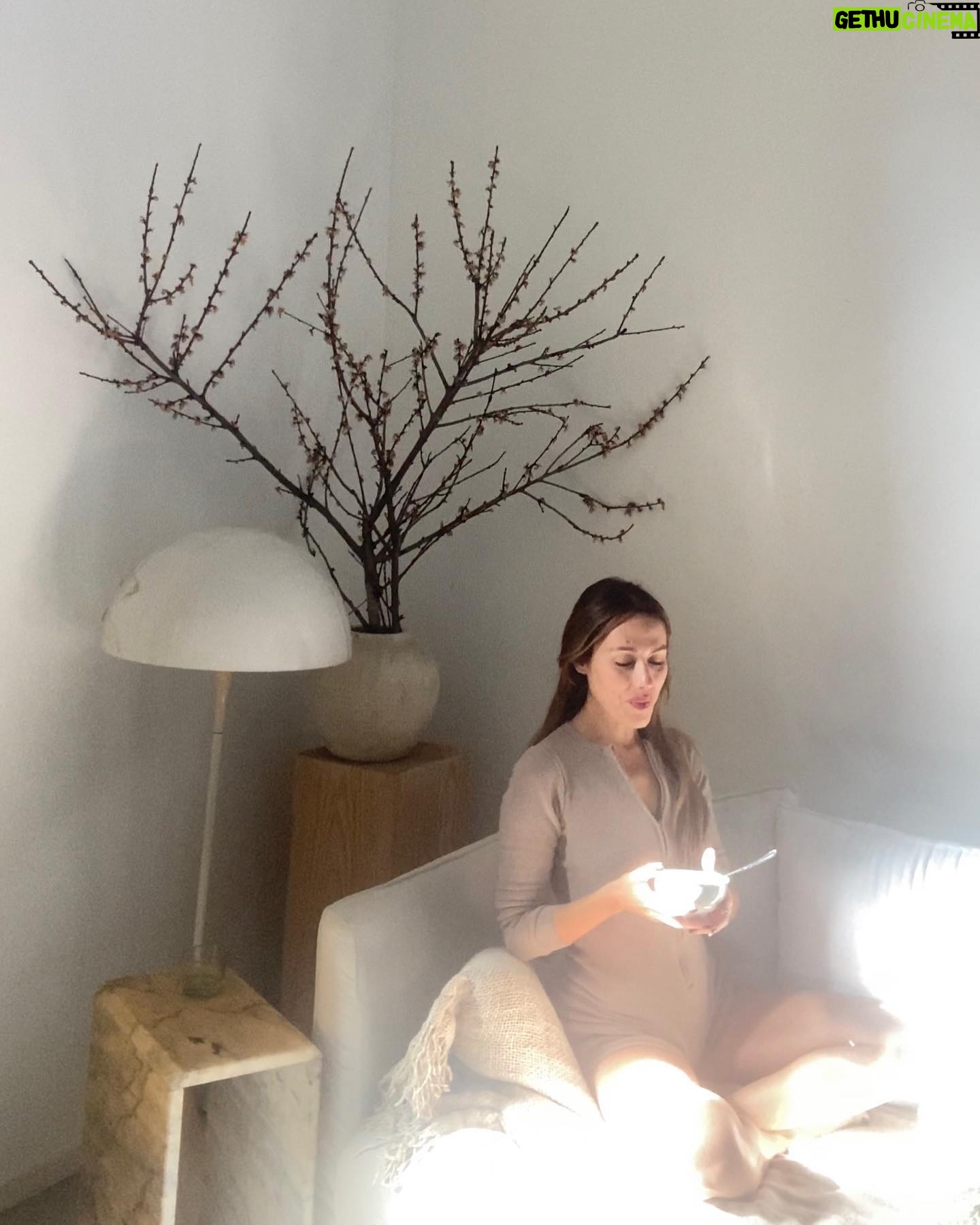 Irene Montalà - 4.4K Likes - Ya sé que las colgué esta mañana en stories. Pero es que quiero verlas siempre que entre por aquí. Porque me las ha hecho Nico y porque representan una cotidianidad que es nuestra. Son reales, fuera de lo que todos vamos colgando por aquí. Esto es real, veo su mirada y nuestras mañanas. Amor de madre, que le vamos a hacer. Para mi, la mañana es siempre el mejor momento del día. A por la siguiente✨
