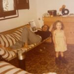Irene Montalà Instagram – Cuando era pequeña y venían mis tíos de Inglaterra era una fiesta. Eran modernos, siempre traían un montón de regalos que aquí no existían, chocolates Cadbury y por supuesto un par de cajas de After Eight. Eran ilusión y amor a raudales. Historias de tierras lejanas y lágrimas cuando se iban de nuevo. 
Mi prima inglesa, por las noches, me decía que saliéramos al patio a tomar la luna. Ella era blanca como la leche. Y yo salía con ella, en silencio y llena de fe, y me tumbaba a tomarla. Mis tíos, aún viviendo tan lejos, nos hacían sentir que estaban cerca, que éramos equipo. 
Volvieron a España cuando se jubilaron. Y han tenido una vida inmensamente feliz en Londres y aquí. 
Es una historia más de emigrantes, lo sé. Vengo de una familia que emigro por todo el mundo. Pero eran mis tíos. Y hoy mi tío Juan se ha ido. 
La ultima foto es mi tía con Lady Di, alucina. Y la primera, él me hablaba de esta foto. Yo siempre quería ponerme sus zapatos y él se tronchaba. Qué sencilla es la felicidad cuando se tiene todo. Ese todo para algunos es nada. Pero el sentimiento de pertenecer, de hogar, de amor incondicional se aprende por desgracia, cuando se pierde. Porque se van igual que nosotros nos iremos. He tenido una vida fantástica, decía él. Feliz, a pesar de TODO. 
“La felicidad no es una meta, es una actitud de vida,nosotros elegimos la mayoría de veces y de manera consciente, vivir felices o desgraciados. 
No se trata de tener o de alcanzar esto o aquello, se trata sencillamente, de ser feliz” 
Mi pequeño homenaje a uno de los hombres de mi vida. Descansa en paz, Juan. Qué suerte ser de tu equipo❤️
A toda esa gente que tuvo y tiene que emigrar para construir una vida mejor.