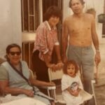 Irene Montalà Instagram – Cuando era pequeña y venían mis tíos de Inglaterra era una fiesta. Eran modernos, siempre traían un montón de regalos que aquí no existían, chocolates Cadbury y por supuesto un par de cajas de After Eight. Eran ilusión y amor a raudales. Historias de tierras lejanas y lágrimas cuando se iban de nuevo. 
Mi prima inglesa, por las noches, me decía que saliéramos al patio a tomar la luna. Ella era blanca como la leche. Y yo salía con ella, en silencio y llena de fe, y me tumbaba a tomarla. Mis tíos, aún viviendo tan lejos, nos hacían sentir que estaban cerca, que éramos equipo. 
Volvieron a España cuando se jubilaron. Y han tenido una vida inmensamente feliz en Londres y aquí. 
Es una historia más de emigrantes, lo sé. Vengo de una familia que emigro por todo el mundo. Pero eran mis tíos. Y hoy mi tío Juan se ha ido. 
La ultima foto es mi tía con Lady Di, alucina. Y la primera, él me hablaba de esta foto. Yo siempre quería ponerme sus zapatos y él se tronchaba. Qué sencilla es la felicidad cuando se tiene todo. Ese todo para algunos es nada. Pero el sentimiento de pertenecer, de hogar, de amor incondicional se aprende por desgracia, cuando se pierde. Porque se van igual que nosotros nos iremos. He tenido una vida fantástica, decía él. Feliz, a pesar de TODO. 
“La felicidad no es una meta, es una actitud de vida,nosotros elegimos la mayoría de veces y de manera consciente, vivir felices o desgraciados. 
No se trata de tener o de alcanzar esto o aquello, se trata sencillamente, de ser feliz” 
Mi pequeño homenaje a uno de los hombres de mi vida. Descansa en paz, Juan. Qué suerte ser de tu equipo❤️
A toda esa gente que tuvo y tiene que emigrar para construir una vida mejor.