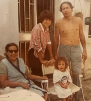 Irene Montalà Instagram - Cuando era pequeña y venían mis tíos de Inglaterra era una fiesta. Eran modernos, siempre traían un montón de regalos que aquí no existían, chocolates Cadbury y por supuesto un par de cajas de After Eight. Eran ilusión y amor a raudales. Historias de tierras lejanas y lágrimas cuando se iban de nuevo. 
Mi prima inglesa, por las noches, me decía que saliéramos al patio a tomar la luna. Ella era blanca como la leche. Y yo salía con ella, en silencio y llena de fe, y me tumbaba a tomarla. Mis tíos, aún viviendo tan lejos, nos hacían sentir que estaban cerca, que éramos equipo. 
Volvieron a España cuando se jubilaron. Y han tenido una vida inmensamente feliz en Londres y aquí. 
Es una historia más de emigrantes, lo sé. Vengo de una familia que emigro por todo el mundo. Pero eran mis tíos. Y hoy mi tío Juan se ha ido. 
La ultima foto es mi tía con Lady Di, alucina. Y la primera, él me hablaba de esta foto. Yo siempre quería ponerme sus zapatos y él se tronchaba. Qué sencilla es la felicidad cuando se tiene todo. Ese todo para algunos es nada. Pero el sentimiento de pertenecer, de hogar, de amor incondicional se aprende por desgracia, cuando se pierde. Porque se van igual que nosotros nos iremos. He tenido una vida fantástica, decía él. Feliz, a pesar de TODO. 
“La felicidad no es una meta, es una actitud de vida,nosotros elegimos la mayoría de veces y de manera consciente, vivir felices o desgraciados. 
No se trata de tener o de alcanzar esto o aquello, se trata sencillamente, de ser feliz” 
Mi pequeño homenaje a uno de los hombres de mi vida. Descansa en paz, Juan. Qué suerte ser de tu equipo❤️
A toda esa gente que tuvo y tiene que emigrar para construir una vida mejor.