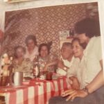 Irene Montalà Instagram – Cuando era pequeña y venían mis tíos de Inglaterra era una fiesta. Eran modernos, siempre traían un montón de regalos que aquí no existían, chocolates Cadbury y por supuesto un par de cajas de After Eight. Eran ilusión y amor a raudales. Historias de tierras lejanas y lágrimas cuando se iban de nuevo.
Mi prima inglesa, por las noches, me decía que saliéramos al patio a tomar la luna. Ella era blanca como la leche. Y yo salía con ella, en silencio y llena de fe, y me tumbaba a tomarla. Mis tíos, aún viviendo tan lejos, nos hacían sentir que estaban cerca, que éramos equipo.
Volvieron a España cuando se jubilaron. Y han tenido una vida inmensamente feliz en Londres y aquí.
Es una historia más de emigrantes, lo sé. Vengo de una familia que emigro por todo el mundo. Pero eran mis tíos. Y hoy mi tío Juan se ha ido.
La ultima foto es mi tía con Lady Di, alucina. Y la primera, él me hablaba de esta foto. Yo siempre quería ponerme sus zapatos y él se tronchaba. Qué sencilla es la felicidad cuando se tiene todo. Ese todo para algunos es nada. Pero el sentimiento de pertenecer, de hogar, de amor incondicional se aprende por desgracia, cuando se pierde. Porque se van igual que nosotros nos iremos. He tenido una vida fantástica, decía él. Feliz, a pesar de TODO.
“La felicidad no es una meta, es una actitud de vida,nosotros elegimos la mayoría de veces y de manera consciente, vivir felices o desgraciados.
No se trata de tener o de alcanzar esto o aquello, se trata sencillamente, de ser feliz”
Mi pequeño homenaje a uno de los hombres de mi vida. Descansa en paz, Juan. Qué suerte ser de tu equipo❤️
A toda esa gente que tuvo y tiene que emigrar para construir una vida mejor.