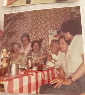Irene Montalà Instagram - Cuando era pequeña y venían mis tíos de Inglaterra era una fiesta. Eran modernos, siempre traían un montón de regalos que aquí no existían, chocolates Cadbury y por supuesto un par de cajas de After Eight. Eran ilusión y amor a raudales. Historias de tierras lejanas y lágrimas cuando se iban de nuevo. 
Mi prima inglesa, por las noches, me decía que saliéramos al patio a tomar la luna. Ella era blanca como la leche. Y yo salía con ella, en silencio y llena de fe, y me tumbaba a tomarla. Mis tíos, aún viviendo tan lejos, nos hacían sentir que estaban cerca, que éramos equipo. 
Volvieron a España cuando se jubilaron. Y han tenido una vida inmensamente feliz en Londres y aquí. 
Es una historia más de emigrantes, lo sé. Vengo de una familia que emigro por todo el mundo. Pero eran mis tíos. Y hoy mi tío Juan se ha ido. 
La ultima foto es mi tía con Lady Di, alucina. Y la primera, él me hablaba de esta foto. Yo siempre quería ponerme sus zapatos y él se tronchaba. Qué sencilla es la felicidad cuando se tiene todo. Ese todo para algunos es nada. Pero el sentimiento de pertenecer, de hogar, de amor incondicional se aprende por desgracia, cuando se pierde. Porque se van igual que nosotros nos iremos. He tenido una vida fantástica, decía él. Feliz, a pesar de TODO. 
“La felicidad no es una meta, es una actitud de vida,nosotros elegimos la mayoría de veces y de manera consciente, vivir felices o desgraciados. 
No se trata de tener o de alcanzar esto o aquello, se trata sencillamente, de ser feliz” 
Mi pequeño homenaje a uno de los hombres de mi vida. Descansa en paz, Juan. Qué suerte ser de tu equipo❤️
A toda esa gente que tuvo y tiene que emigrar para construir una vida mejor.