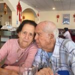 Irene Montalà Instagram – Cuando era pequeña y venían mis tíos de Inglaterra era una fiesta. Eran modernos, siempre traían un montón de regalos que aquí no existían, chocolates Cadbury y por supuesto un par de cajas de After Eight. Eran ilusión y amor a raudales. Historias de tierras lejanas y lágrimas cuando se iban de nuevo. 
Mi prima inglesa, por las noches, me decía que saliéramos al patio a tomar la luna. Ella era blanca como la leche. Y yo salía con ella, en silencio y llena de fe, y me tumbaba a tomarla. Mis tíos, aún viviendo tan lejos, nos hacían sentir que estaban cerca, que éramos equipo. 
Volvieron a España cuando se jubilaron. Y han tenido una vida inmensamente feliz en Londres y aquí. 
Es una historia más de emigrantes, lo sé. Vengo de una familia que emigro por todo el mundo. Pero eran mis tíos. Y hoy mi tío Juan se ha ido. 
La ultima foto es mi tía con Lady Di, alucina. Y la primera, él me hablaba de esta foto. Yo siempre quería ponerme sus zapatos y él se tronchaba. Qué sencilla es la felicidad cuando se tiene todo. Ese todo para algunos es nada. Pero el sentimiento de pertenecer, de hogar, de amor incondicional se aprende por desgracia, cuando se pierde. Porque se van igual que nosotros nos iremos. He tenido una vida fantástica, decía él. Feliz, a pesar de TODO. 
“La felicidad no es una meta, es una actitud de vida,nosotros elegimos la mayoría de veces y de manera consciente, vivir felices o desgraciados. 
No se trata de tener o de alcanzar esto o aquello, se trata sencillamente, de ser feliz” 
Mi pequeño homenaje a uno de los hombres de mi vida. Descansa en paz, Juan. Qué suerte ser de tu equipo❤️
A toda esa gente que tuvo y tiene que emigrar para construir una vida mejor.