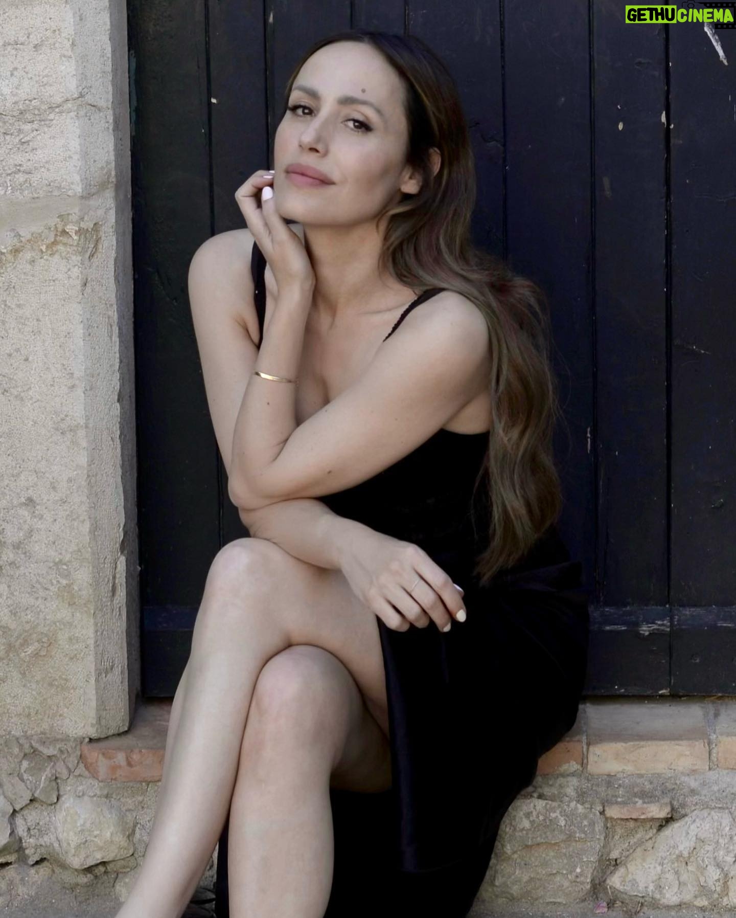 Irene Montalà - 6.8K Likes - Pueblo, campo, comida, sol y luna llena. Feliz fin de semana para todos❤️ @ehmoda 🕶️ @opticatoscana