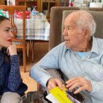 Irene Montalà Instagram – Cuando era pequeña y venían mis tíos de Inglaterra era una fiesta. Eran modernos, siempre traían un montón de regalos que aquí no existían, chocolates Cadbury y por supuesto un par de cajas de After Eight. Eran ilusión y amor a raudales. Historias de tierras lejanas y lágrimas cuando se iban de nuevo.
Mi prima inglesa, por las noches, me decía que saliéramos al patio a tomar la luna. Ella era blanca como la leche. Y yo salía con ella, en silencio y llena de fe, y me tumbaba a tomarla. Mis tíos, aún viviendo tan lejos, nos hacían sentir que estaban cerca, que éramos equipo.
Volvieron a España cuando se jubilaron. Y han tenido una vida inmensamente feliz en Londres y aquí.
Es una historia más de emigrantes, lo sé. Vengo de una familia que emigro por todo el mundo. Pero eran mis tíos. Y hoy mi tío Juan se ha ido.
La ultima foto es mi tía con Lady Di, alucina. Y la primera, él me hablaba de esta foto. Yo siempre quería ponerme sus zapatos y él se tronchaba. Qué sencilla es la felicidad cuando se tiene todo. Ese todo para algunos es nada. Pero el sentimiento de pertenecer, de hogar, de amor incondicional se aprende por desgracia, cuando se pierde. Porque se van igual que nosotros nos iremos. He tenido una vida fantástica, decía él. Feliz, a pesar de TODO.
“La felicidad no es una meta, es una actitud de vida,nosotros elegimos la mayoría de veces y de manera consciente, vivir felices o desgraciados.
No se trata de tener o de alcanzar esto o aquello, se trata sencillamente, de ser feliz”
Mi pequeño homenaje a uno de los hombres de mi vida. Descansa en paz, Juan. Qué suerte ser de tu equipo❤️
A toda esa gente que tuvo y tiene que emigrar para construir una vida mejor.