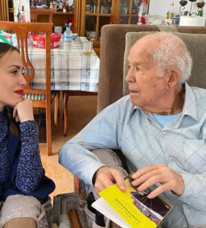 Irene Montalà Instagram - Cuando era pequeña y venían mis tíos de Inglaterra era una fiesta. Eran modernos, siempre traían un montón de regalos que aquí no existían, chocolates Cadbury y por supuesto un par de cajas de After Eight. Eran ilusión y amor a raudales. Historias de tierras lejanas y lágrimas cuando se iban de nuevo. 
Mi prima inglesa, por las noches, me decía que saliéramos al patio a tomar la luna. Ella era blanca como la leche. Y yo salía con ella, en silencio y llena de fe, y me tumbaba a tomarla. Mis tíos, aún viviendo tan lejos, nos hacían sentir que estaban cerca, que éramos equipo. 
Volvieron a España cuando se jubilaron. Y han tenido una vida inmensamente feliz en Londres y aquí. 
Es una historia más de emigrantes, lo sé. Vengo de una familia que emigro por todo el mundo. Pero eran mis tíos. Y hoy mi tío Juan se ha ido. 
La ultima foto es mi tía con Lady Di, alucina. Y la primera, él me hablaba de esta foto. Yo siempre quería ponerme sus zapatos y él se tronchaba. Qué sencilla es la felicidad cuando se tiene todo. Ese todo para algunos es nada. Pero el sentimiento de pertenecer, de hogar, de amor incondicional se aprende por desgracia, cuando se pierde. Porque se van igual que nosotros nos iremos. He tenido una vida fantástica, decía él. Feliz, a pesar de TODO. 
“La felicidad no es una meta, es una actitud de vida,nosotros elegimos la mayoría de veces y de manera consciente, vivir felices o desgraciados. 
No se trata de tener o de alcanzar esto o aquello, se trata sencillamente, de ser feliz” 
Mi pequeño homenaje a uno de los hombres de mi vida. Descansa en paz, Juan. Qué suerte ser de tu equipo❤️
A toda esa gente que tuvo y tiene que emigrar para construir una vida mejor.