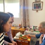 Irene Montalà Instagram - Cuando era pequeña y venían mis tíos de Inglaterra era una fiesta. Eran modernos, siempre traían un montón de regalos que aquí no existían, chocolates Cadbury y por supuesto un par de cajas de After Eight. Eran ilusión y amor a raudales. Historias de tierras lejanas y lágrimas cuando se iban de nuevo. Mi prima inglesa, por las noches, me decía que saliéramos al patio a tomar la luna. Ella era blanca como la leche. Y yo salía con ella, en silencio y llena de fe, y me tumbaba a tomarla. Mis tíos, aún viviendo tan lejos, nos hacían sentir que estaban cerca, que éramos equipo. Volvieron a España cuando se jubilaron. Y han tenido una vida inmensamente feliz en Londres y aquí. Es una historia más de emigrantes, lo sé. Vengo de una familia que emigro por todo el mundo. Pero eran mis tíos. Y hoy mi tío Juan se ha ido. La ultima foto es mi tía con Lady Di, alucina. Y la primera, él me hablaba de esta foto. Yo siempre quería ponerme sus zapatos y él se tronchaba. Qué sencilla es la felicidad cuando se tiene todo. Ese todo para algunos es nada. Pero el sentimiento de pertenecer, de hogar, de amor incondicional se aprende por desgracia, cuando se pierde. Porque se van igual que nosotros nos iremos. He tenido una vida fantástica, decía él. Feliz, a pesar de TODO. “La felicidad no es una meta, es una actitud de vida,nosotros elegimos la mayoría de veces y de manera consciente, vivir felices o desgraciados. No se trata de tener o de alcanzar esto o aquello, se trata sencillamente, de ser feliz” Mi pequeño homenaje a uno de los hombres de mi vida. Descansa en paz, Juan. Qué suerte ser de tu equipo❤️ A toda esa gente que tuvo y tiene que emigrar para construir una vida mejor.