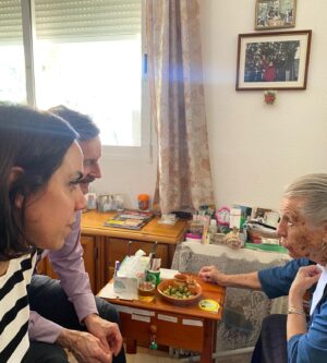 Irene Montalà Instagram - Cuando era pequeña y venían mis tíos de Inglaterra era una fiesta. Eran modernos, siempre traían un montón de regalos que aquí no existían, chocolates Cadbury y por supuesto un par de cajas de After Eight. Eran ilusión y amor a raudales. Historias de tierras lejanas y lágrimas cuando se iban de nuevo. 
Mi prima inglesa, por las noches, me decía que saliéramos al patio a tomar la luna. Ella era blanca como la leche. Y yo salía con ella, en silencio y llena de fe, y me tumbaba a tomarla. Mis tíos, aún viviendo tan lejos, nos hacían sentir que estaban cerca, que éramos equipo. 
Volvieron a España cuando se jubilaron. Y han tenido una vida inmensamente feliz en Londres y aquí. 
Es una historia más de emigrantes, lo sé. Vengo de una familia que emigro por todo el mundo. Pero eran mis tíos. Y hoy mi tío Juan se ha ido. 
La ultima foto es mi tía con Lady Di, alucina. Y la primera, él me hablaba de esta foto. Yo siempre quería ponerme sus zapatos y él se tronchaba. Qué sencilla es la felicidad cuando se tiene todo. Ese todo para algunos es nada. Pero el sentimiento de pertenecer, de hogar, de amor incondicional se aprende por desgracia, cuando se pierde. Porque se van igual que nosotros nos iremos. He tenido una vida fantástica, decía él. Feliz, a pesar de TODO. 
“La felicidad no es una meta, es una actitud de vida,nosotros elegimos la mayoría de veces y de manera consciente, vivir felices o desgraciados. 
No se trata de tener o de alcanzar esto o aquello, se trata sencillamente, de ser feliz” 
Mi pequeño homenaje a uno de los hombres de mi vida. Descansa en paz, Juan. Qué suerte ser de tu equipo❤️
A toda esa gente que tuvo y tiene que emigrar para construir una vida mejor.