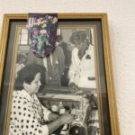 Irene Montalà Instagram - Cuando era pequeña y venían mis tíos de Inglaterra era una fiesta. Eran modernos, siempre traían un montón de regalos que aquí no existían, chocolates Cadbury y por supuesto un par de cajas de After Eight. Eran ilusión y amor a raudales. Historias de tierras lejanas y lágrimas cuando se iban de nuevo. Mi prima inglesa, por las noches, me decía que saliéramos al patio a tomar la luna. Ella era blanca como la leche. Y yo salía con ella, en silencio y llena de fe, y me tumbaba a tomarla. Mis tíos, aún viviendo tan lejos, nos hacían sentir que estaban cerca, que éramos equipo. Volvieron a España cuando se jubilaron. Y han tenido una vida inmensamente feliz en Londres y aquí. Es una historia más de emigrantes, lo sé. Vengo de una familia que emigro por todo el mundo. Pero eran mis tíos. Y hoy mi tío Juan se ha ido. La ultima foto es mi tía con Lady Di, alucina. Y la primera, él me hablaba de esta foto. Yo siempre quería ponerme sus zapatos y él se tronchaba. Qué sencilla es la felicidad cuando se tiene todo. Ese todo para algunos es nada. Pero el sentimiento de pertenecer, de hogar, de amor incondicional se aprende por desgracia, cuando se pierde. Porque se van igual que nosotros nos iremos. He tenido una vida fantástica, decía él. Feliz, a pesar de TODO. “La felicidad no es una meta, es una actitud de vida,nosotros elegimos la mayoría de veces y de manera consciente, vivir felices o desgraciados. No se trata de tener o de alcanzar esto o aquello, se trata sencillamente, de ser feliz” Mi pequeño homenaje a uno de los hombres de mi vida. Descansa en paz, Juan. Qué suerte ser de tu equipo❤️ A toda esa gente que tuvo y tiene que emigrar para construir una vida mejor.