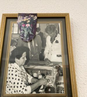 Irene Montalà Instagram - Cuando era pequeña y venían mis tíos de Inglaterra era una fiesta. Eran modernos, siempre traían un montón de regalos que aquí no existían, chocolates Cadbury y por supuesto un par de cajas de After Eight. Eran ilusión y amor a raudales. Historias de tierras lejanas y lágrimas cuando se iban de nuevo. 
Mi prima inglesa, por las noches, me decía que saliéramos al patio a tomar la luna. Ella era blanca como la leche. Y yo salía con ella, en silencio y llena de fe, y me tumbaba a tomarla. Mis tíos, aún viviendo tan lejos, nos hacían sentir que estaban cerca, que éramos equipo. 
Volvieron a España cuando se jubilaron. Y han tenido una vida inmensamente feliz en Londres y aquí. 
Es una historia más de emigrantes, lo sé. Vengo de una familia que emigro por todo el mundo. Pero eran mis tíos. Y hoy mi tío Juan se ha ido. 
La ultima foto es mi tía con Lady Di, alucina. Y la primera, él me hablaba de esta foto. Yo siempre quería ponerme sus zapatos y él se tronchaba. Qué sencilla es la felicidad cuando se tiene todo. Ese todo para algunos es nada. Pero el sentimiento de pertenecer, de hogar, de amor incondicional se aprende por desgracia, cuando se pierde. Porque se van igual que nosotros nos iremos. He tenido una vida fantástica, decía él. Feliz, a pesar de TODO. 
“La felicidad no es una meta, es una actitud de vida,nosotros elegimos la mayoría de veces y de manera consciente, vivir felices o desgraciados. 
No se trata de tener o de alcanzar esto o aquello, se trata sencillamente, de ser feliz” 
Mi pequeño homenaje a uno de los hombres de mi vida. Descansa en paz, Juan. Qué suerte ser de tu equipo❤️
A toda esa gente que tuvo y tiene que emigrar para construir una vida mejor.
