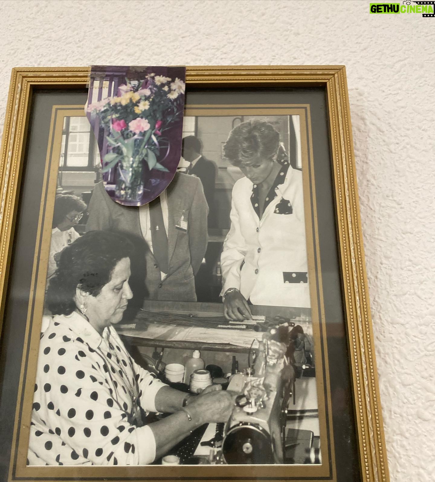 Irene Montalà - 4K Likes - Cuando era pequeña y venían mis tíos de Inglaterra era una fiesta. Eran modernos, siempre traían un montón de regalos que aquí no existían, chocolates Cadbury y por supuesto un par de cajas de After Eight. Eran ilusión y amor a raudales. Historias de tierras lejanas y lágrimas cuando se iban de nuevo.
Mi prima inglesa, por las noches, me decía que saliéramos al patio a tomar la luna. Ella era blanca como la leche. Y yo salía con ella, en silencio y llena de fe, y me tumbaba a tomarla. Mis tíos, aún viviendo tan lejos, nos hacían sentir que estaban cerca, que éramos equipo.
Volvieron a España cuando se jubilaron. Y han tenido una vida inmensamente feliz en Londres y aquí.
Es una historia más de emigrantes, lo sé. Vengo de una familia que emigro por todo el mundo. Pero eran mis tíos. Y hoy mi tío Juan se ha ido.
La ultima foto es mi tía con Lady Di, alucina. Y la primera, él me hablaba de esta foto. Yo siempre quería ponerme sus zapatos y él se tronchaba. Qué sencilla es la felicidad cuando se tiene todo. Ese todo para algunos es nada. Pero el sentimiento de pertenecer, de hogar, de amor incondicional se aprende por desgracia, cuando se pierde. Porque se van igual que nosotros nos iremos. He tenido una vida fantástica, decía él. Feliz, a pesar de TODO.
“La felicidad no es una meta, es una actitud de vida,nosotros elegimos la mayoría de veces y de manera consciente, vivir felices o desgraciados.
No se trata de tener o de alcanzar esto o aquello, se trata sencillamente, de ser feliz”
Mi pequeño homenaje a uno de los hombres de mi vida. Descansa en paz, Juan. Qué suerte ser de tu equipo❤️
A toda esa gente que tuvo y tiene que emigrar para construir una vida mejor.