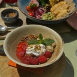 Irene Montalà Instagram – El Brunch debería ser obligatorio los fines de semana. Gracias @lesfillesbarcelona  por hacer el mejor de Barcelona con diferencia desde hace tanto tiempo. Eché de menos a @golfodeguinea_bcr , pero la próxima vez no se me escapa. Adoracion total a este lugar y a su comida que siempre me sorprende y me transporta al @nomadmarrakech o a mi faro a seguir Ottolenghi. Gracias por hacer nuestros fines de semana tan deliciosos❤️