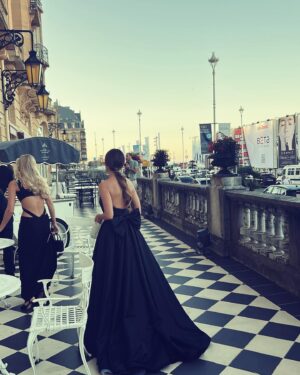 Irene Montalà Instagram - Ayer fue una noche muy especial. Reencuentros muy esperados y sobre todo una noche para celebrar. Gracias @sansebastianfes . Y gracias @hispanitasshoes por acompañarme. Jamás he llevado unos tacones más cómodos en mi vida❤️ #hispanitasmadeinspain #festivalsansebastian  #redcarpet #cine #cinema