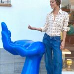 Irene Montalà Instagram – Aprendiendo quiromancia con una mano azul. Me dice que todo va a ir bien ❤️
Lugares favoritos @1971art_gallery_design 
📸 @victoriano_photo