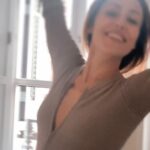 Irene Montalà Instagram - Ya estamos de lleno en el meollo. Las vacaciones de verano quedan lejos y esta vez, me ha costado bastante. Tengo estrés, pero hago deporte y como bien. Aún así, me he sentido exhausta aunque a veces me cueste reconocerlo. Me acostaba agotada y mi cabeza no paraba. O dormía y me despertaba mil veces.   Me recomendaron Dorminatur Triple Acción. Es un complemento alimenticio a base de melatonina, te ayuda a conciliar el sueño, cúrcuma, protege del daño oxidativo y ginko biloba, que favorece la función cognitiva. Sueño, cuerpo y mente en un comprimido antes de acostarme. Sin descanso no hay energía, paciencia ni bienestar. Dormir bien, es cuidarse. Es publi, sí. Pero además es que sé de lo que hablo. Cuídense❤️ @duermemejor