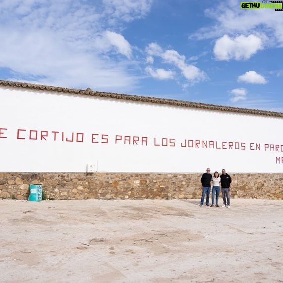 Irene Montero Instagram - Marinaleda es un pueblo valiente, que ha conquistado luchando el bienestar de su gente y que demuestra cada día que sí se puede. Defenderemos con vosotras y vosotros El Humoso y cada conquista popular. Gracias Juan Manuel por tu ejemplo de paz y dignidad