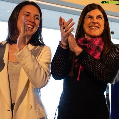 Irene Montero Instagram - Nos queda mucho trabajo por hacer en cuidados, contra los techos de cristal y contra los suelos pegajosos. Solo un gobierno de izquierdas y feminista lo hará. #EligeFeminismos