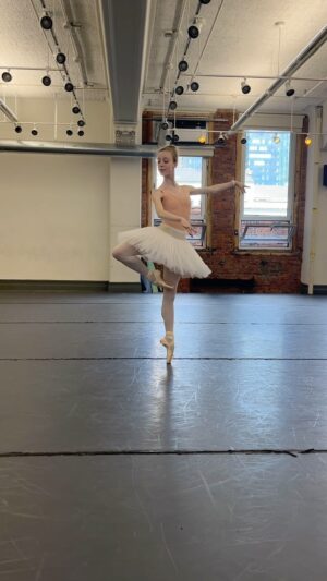 Irina Dvorovenko Instagram - Happy Friday Everyone!💃🎉Today in the studio with the amazing Elisabeth Beyer working on the Medora variation for her upcoming summer galas! Today was all about the positioning of the elbows. @elisabethsbeyer @yagp @blochdanceusa @bloch_eu #blochgirl #bloch #ballet #ballerina #variation #yagp #pointework #dance