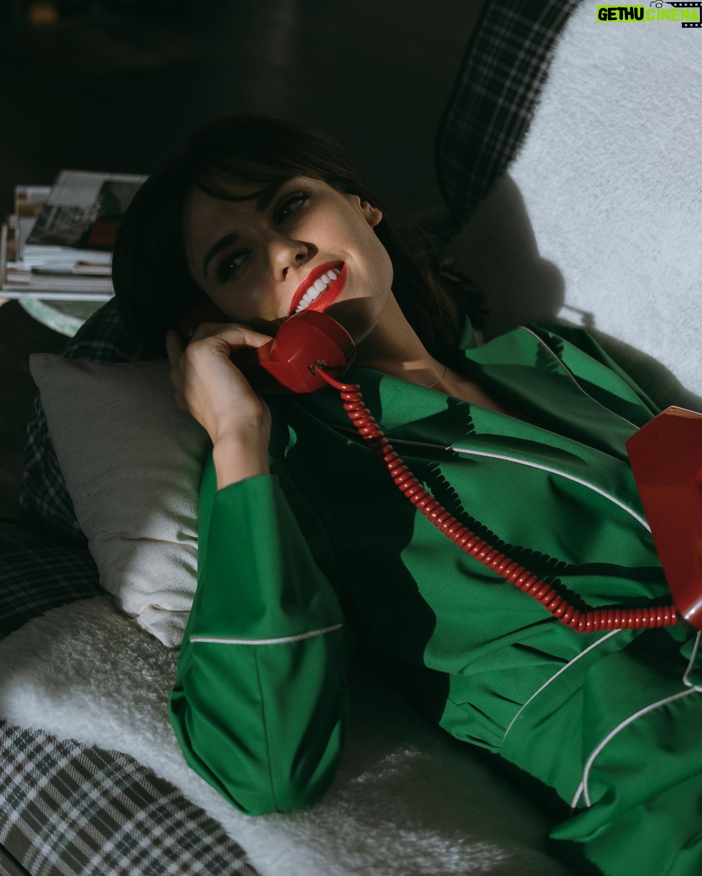 Irina Antonenko Instagram - is it better to feel this or feel nothing at all? ☎️💔 with @irina8antonenko