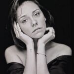 Irina Chesnokova Instagram - Добро от зла отличить легко. Если не торговаться. (#Вашаиря) 🖤