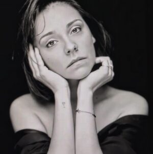 Irina Chesnokova Instagram - Добро от зла отличить легко. Если не торговаться. 
(#Вашаиря)
🖤