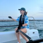 Irina Chesnokova Instagram - Стуууушайтеее!!! 1 го ноября был ровно год, как я приехала в эмираты! Собрала тут немножко важного из фотопленки) за этот год я: Фото 2: Научилась фоткаться в лифтах. Фото 3: привезла в Дубай кошку(это приключение на 9 часов и кучу нервов) Фото 4: привезла в Дубай маму (это приключение покруче, потому что мама привезла с собой самогон и сало 🥰) Фото 5: нашла тут искусство (это было для меня очень важно-ощущать, что тут есть глубина и творчество и это ценится) Фото 6-7: поняла, что дубай - он разный 🥰 и за это его можно любить. (В формате только лишь Феррари-Ламборджини, мы бы быстро рассталис.) __ учусь тут кайфовать. И быть капитаном. Во всем, где мне это нужно. Ну чет Прям оч люблю фоткаться в лифтах😇 Спасибо, Хабиби 🥰 #dubai #dubailife