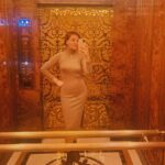 Irina Chesnokova Instagram - Стуууушайтеее!!! 1 го ноября был ровно год, как я приехала в эмираты! Собрала тут немножко важного из фотопленки) за этот год я: Фото 2: Научилась фоткаться в лифтах. Фото 3: привезла в Дубай кошку(это приключение на 9 часов и кучу нервов) Фото 4: привезла в Дубай маму (это приключение покруче, потому что мама привезла с собой самогон и сало 🥰) Фото 5: нашла тут искусство (это было для меня очень важно-ощущать, что тут есть глубина и творчество и это ценится) Фото 6-7: поняла, что дубай - он разный 🥰 и за это его можно любить. (В формате только лишь Феррари-Ламборджини, мы бы быстро рассталис.) __ учусь тут кайфовать. И быть капитаном. Во всем, где мне это нужно. Ну чет Прям оч люблю фоткаться в лифтах😇 Спасибо, Хабиби 🥰 #dubai #dubailife