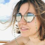 Irina Chesnokova Instagram - Сегодня узнала, что мой друг работает над проектом по увеличению продолжительности жизни. Меня это одновременно восхитило и накрыло. Вот представьте, вам дали дополнительных 50 лет. 50 лет жизни. Допустим, здоровой. Вы в уме и в силах. Как бы вы их потратили? Сначала я решила, что будь у меня 50 лет, я бы расслабилас и с осознанием, что все успею, продолжила бы жить. Пробуя, рискуя, балуяс. Потом поняла, что я и сейчас так живу.) Дальше я решила думать в печальном направлении, что мне стало неимоверно грустно, если бы этих 50ти лет не дали всем, кого я люблю. (А таких людей дофига, так что придется стартапу постараться!) Потом я подумала, куда еще блин 50, тут с этой жизнь не знаешь, что делать…)) И знаете, что я решила нам надо делать со всеми годами жизни? стать счастливыми сейчас. Не изменить жизнь, не крушить горы и стены. А жить и быть счастливым. Это неимоверно сложно. Значит надо постараться уже сейчас. Сегодня. Вот, теперь сижу счастливая, смотрю на закат, радуюс. Солнышко. Горизонт. Океан. Жизнь. Кайф. Давайте еще хоть 100! А вы? Как бы вы использовали эти дополнительные 50 лет? #мойсамыйискренний #пост #зафигзнаетсколько #времени @mauritius @mauritius.tourism @lagoonflight @361_mauritius