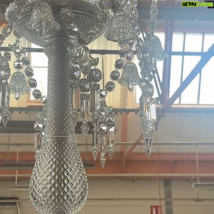 Irina Chesnokova Instagram - What a beauty, my goodness! Today a vintage Baccarat chandelier of 84 bulbs was performed in Dubai!!!! It's three metres high. (Almost like me, but in kilometres🤪) And I've recently seen this beauty being born. Look at the carousel. It's great labour and craftsmanship. Что за красота, ну божечки! Сегодня в Дубае была вставлена винтажная люстра Баккара из 84 лампочек!!!! Высотой 3 метра. (Почти как я, тока в километрах) А ведь еще недавно я видела как эта красота рождается. посмотрите карусель. Какой это великий труд и мастерство. @baccarat ❤️ #baccarat @avlibytashas