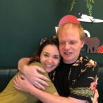 Irina Chesnokova Instagram - «Они встретились в 20-е годы, в одной из стран Ближнего Востока, гуляя и проводя время в уютной кофейне - на фоне катаклизмов, сотрясающих мир.» Лет сто назад эта фраза могла легко встретиться у какой-нибудь Агаты Кристи, и прочитав её, уместить в голове её раньше было практически невозможно. Но опля! - и here we are, и мы уже сами разгуливаем по южным пляжам и кафе походкой весёлых ослов; старые друзья, съехавшиеся теперь уже из разных точек планеты; под грохот неонового урбана, тщательно скрывающего звучание неудобных элементов вроде Армагеддона. Мы ржём над какой-то ерундой, я очень натужно улыбаюсь из-за песка в тапках) Чо там впереди? Вообще непонятно, да и некогда думать - кофе вон трендец какой дорогой. Ослики @irinushshshka @standupschoolbyigormeerson , люблю!!!😘😘😘Всё будет хорошо!