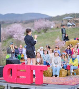 Irina Chesnokova Instagram - We did it! 
🖤❤️
btw best TEDx stage so far

@tedxverinantarainstwomen 
#tedx #tedtalks #tedxspeaker