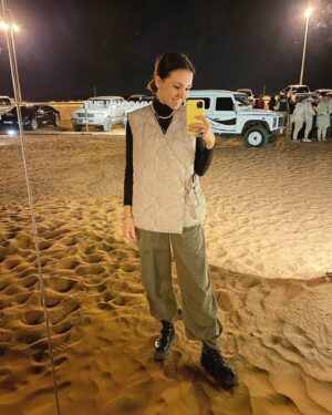 Irina Chesnokova Instagram - Как вычислить сумасшедших людей? 
Выкидываешь в маааленькай час сообщение, что сегодня ночью в пустыне будет видно метеоритный дождь. Все 10 машин, которые приедут - сумасшедшие.