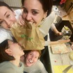 Irina Chesnokova Instagram - Расскажу вам, почему девочки крутые. Они одновременно умудряются открывать бары, ставить спектакли, делать продакшны, снимать шоу, работать с корпорациями, принимать ванну, продавать непродаваемое, творить красоту, переезжать, перевозить котов, получать talent визы, готовить мимозу, драться за булки. И при этом никого не избить, не ударить, не отжать, не напасть, не заломать руку, чтобы с тобой дружили. И это я говорю только о четырех штуках на фото. А у меня их стоооооолько!!!!! Восхищаюс вами, девочки. Нами. Всеми. С восьмым марта! Мы обязательно спасем этот мир.
