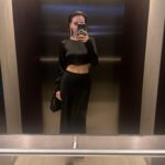 Irina Chesnokova Instagram - Стуууушайтеее!!! 1 го ноября был ровно год, как я приехала в эмираты! Собрала тут немножко важного из фотопленки) за этот год я: Фото 2: Научилась фоткаться в лифтах. Фото 3: привезла в Дубай кошку(это приключение на 9 часов и кучу нервов) Фото 4: привезла в Дубай маму (это приключение покруче, потому что мама привезла с собой самогон и сало 🥰) Фото 5: нашла тут искусство (это было для меня очень важно-ощущать, что тут есть глубина и творчество и это ценится) Фото 6-7: поняла, что дубай - он разный 🥰 и за это его можно любить. (В формате только лишь Феррари-Ламборджини, мы бы быстро рассталис.) __ учусь тут кайфовать. И быть капитаном. Во всем, где мне это нужно. Ну чет Прям оч люблю фоткаться в лифтах😇 Спасибо, Хабиби 🥰 #dubai #dubailife