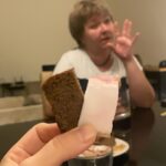 Irina Chesnokova Instagram - Стуууушайтеее!!! 1 го ноября был ровно год, как я приехала в эмираты! Собрала тут немножко важного из фотопленки) за этот год я: Фото 2: Научилась фоткаться в лифтах. Фото 3: привезла в Дубай кошку(это приключение на 9 часов и кучу нервов) Фото 4: привезла в Дубай маму (это приключение покруче, потому что мама привезла с собой самогон и сало 🥰) Фото 5: нашла тут искусство (это было для меня очень важно-ощущать, что тут есть глубина и творчество и это ценится) Фото 6-7: поняла, что дубай - он разный 🥰 и за это его можно любить. (В формате только лишь Феррари-Ламборджини, мы бы быстро рассталис.) __ учусь тут кайфовать. И быть капитаном. Во всем, где мне это нужно. Ну чет Прям оч люблю фоткаться в лифтах😇 Спасибо, Хабиби 🥰 #dubai #dubailife