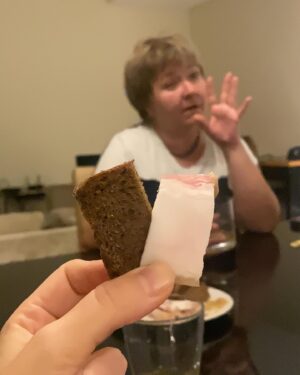 Irina Chesnokova Instagram - Стуууушайтеее!!!
1 го ноября был ровно год, как я приехала в эмираты! 
Собрала тут немножко важного из фотопленки) за этот год я:
Фото 2: Научилась фоткаться в лифтах. 
Фото 3: привезла в Дубай кошку(это приключение на 9 часов и кучу нервов)
Фото 4: привезла в Дубай маму (это приключение покруче, потому что мама привезла с собой самогон и сало 🥰)
Фото 5: нашла тут искусство (это было для меня очень важно-ощущать, что тут есть глубина и творчество и это ценится)
Фото 6-7: поняла, что дубай - он разный 🥰 и за это его можно любить. (В формате только лишь Феррари-Ламборджини, мы бы быстро рассталис.)
__
учусь тут кайфовать. 
И быть капитаном. Во всем, где мне это нужно.
Ну чет Прям оч люблю фоткаться в лифтах😇

Спасибо, Хабиби 🥰
#dubai #dubailife