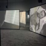 Irina Chesnokova Instagram - Я очень долго отказывалас ехать в эмираты потому что «что там делать? Пляжи и пустыня, а мне надо искусства!» Проведя тут несколько месяцев ответственно заявляю, что я была катастрофически неправа. Искусства тут столько, что я не успеваю следить за всем, что происходит. И, смело заявляю, тут есть работы круче, чем во многих музеях мира. не могу остановиться восхищаться! Фотокарточки и видео с @sharjahart До 11 июня успевайте посмотреть. @hooralq 😇🙏❤️#amazing Последняя работа в карусели - «Рентген стула» Автор Ирина Чеснокова. В этой работе автор пытается донести мысль, что все вокруг сложнее и глубже, чем кажется на первый взгляд. Надо только правильно посмотреть. @sharjahart Возьмите меня выставляться тоже 🤪